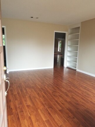 Building Photo - 3305 Fernway Dr