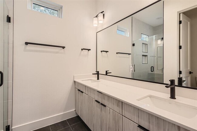 Foto del edificio - 590 Old Ml Rd