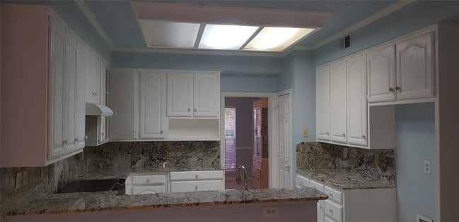 Building Photo - 2901 Willow Ridge Dr
