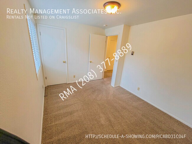 Building Photo - Updated 2 Bedroom Duplex