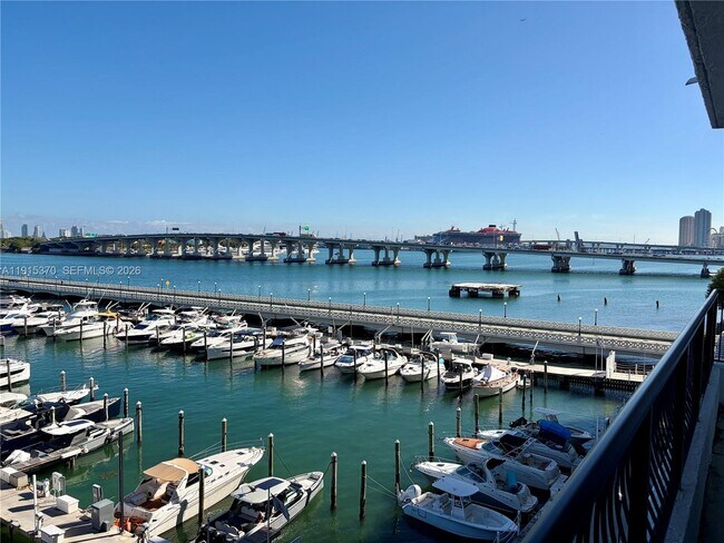 Foto del edificio - 555 NE 15th St