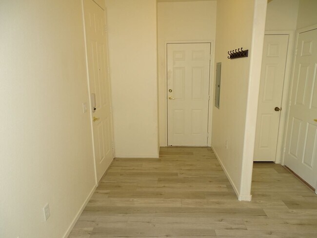 Foto del edificio - 3 Bedroom Townhome In Gated North Las Vega...