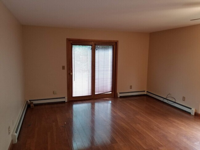 Building Photo - 918 Woodland Dr