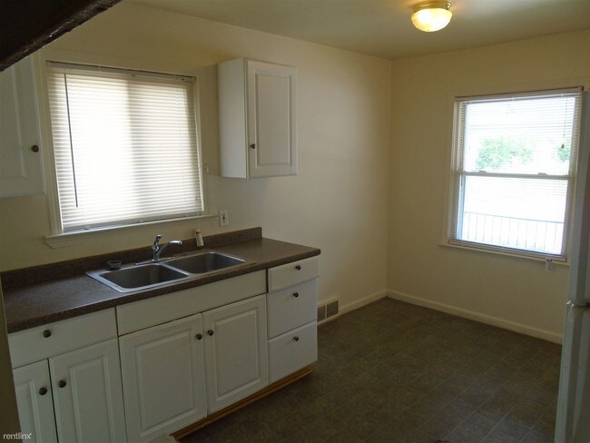 Building Photo - 3 br, 1.5 bath House - 20221 Russell St