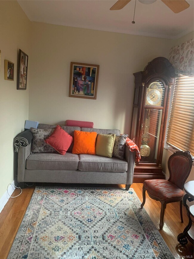 Foto del edificio - 574 E 3rd St