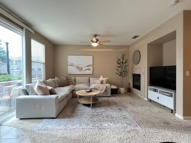 Foto del edificio - CLEAN AND COZY, 2 BED, 2.5 BATHS, WITH DEN