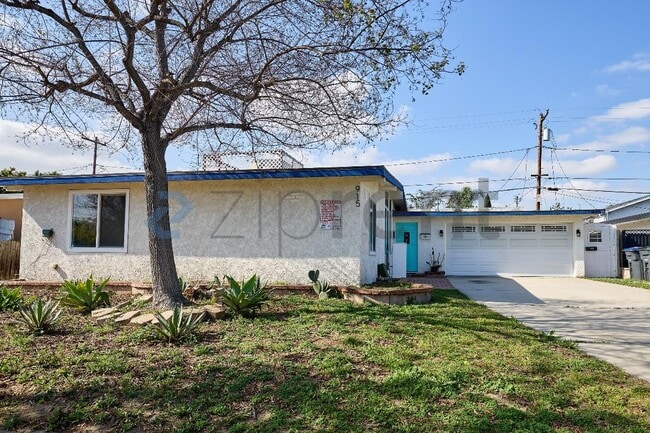 Building Photo - 915 N Holly St