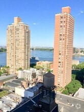 Building Photo - 400 E 90th St
