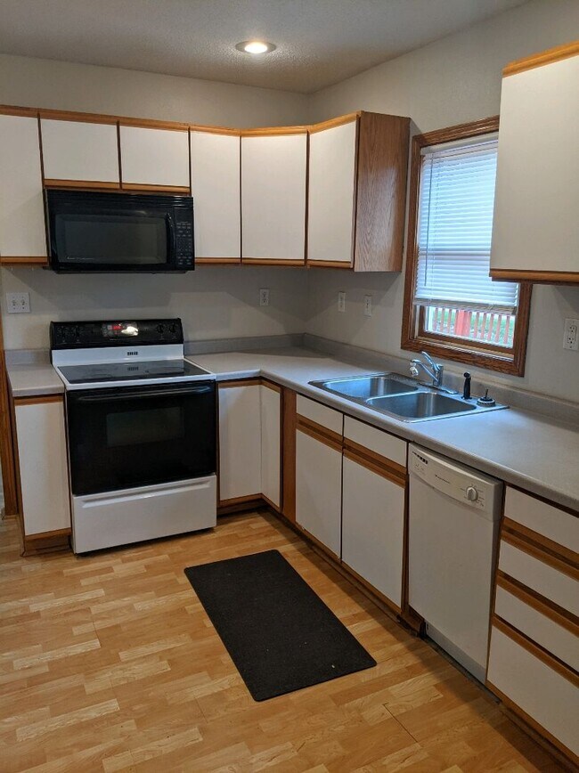Building Photo - Centrally Located, Spacious Home - Rent In...