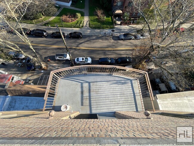 Building Photo - 84 Drive Briarwood!