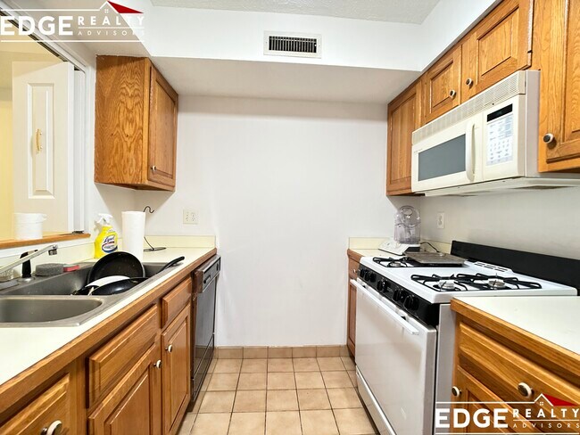 Building Photo - 147 Kelton St