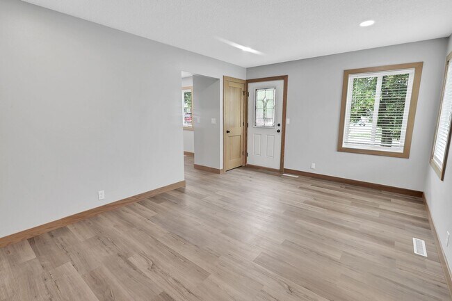 Foto del edificio - 3+ Bedroom Home in Quiet Neighborhood