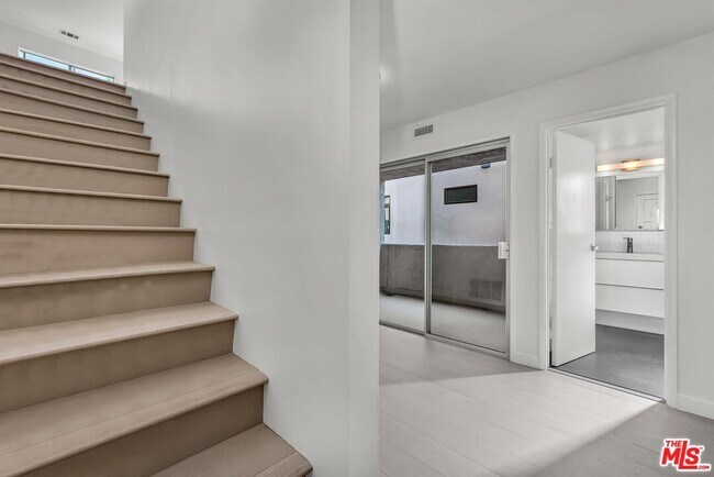 Foto del edificio - 466 S Venice Blvd