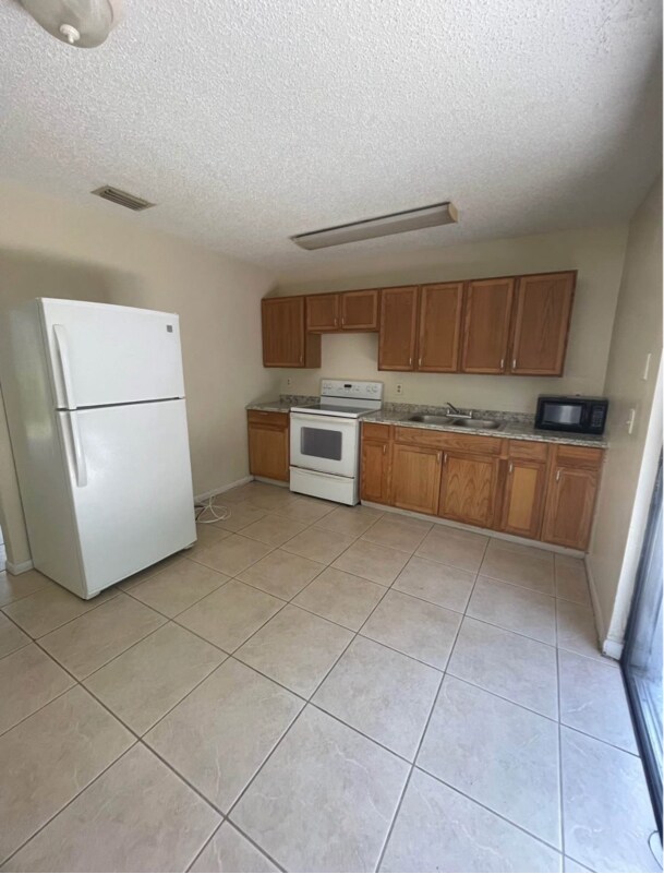 Building Photo - 1639 Barbarie Ln