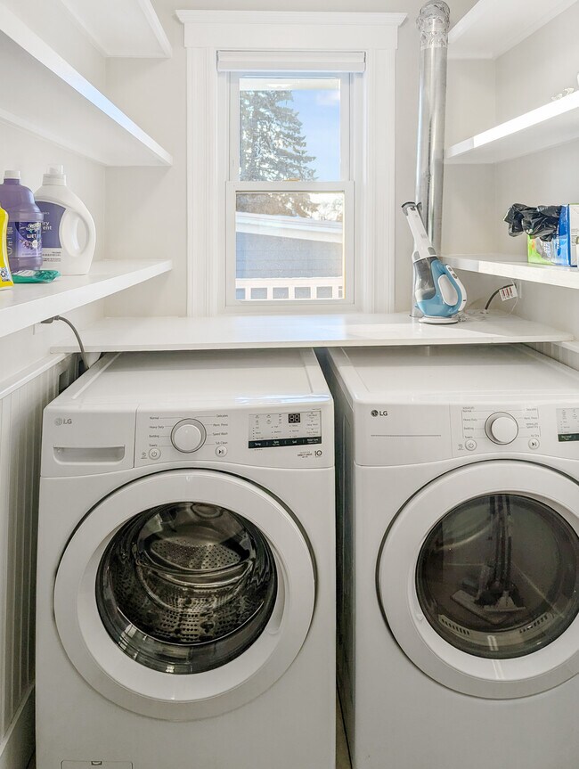 Despensa/lavadero con lavadora y secadora en la unidad. - 22 Reed St