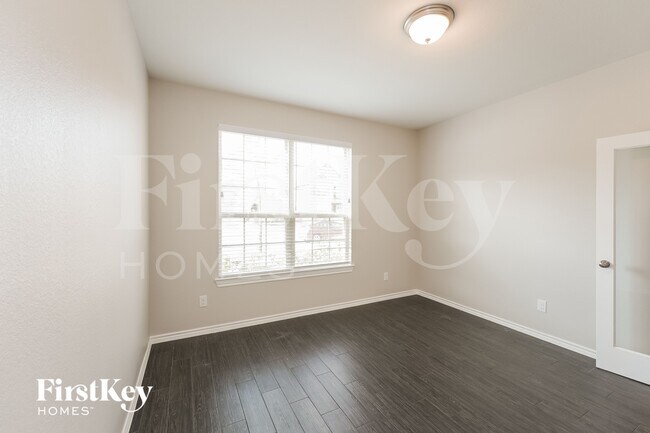 Foto del edificio - 9714 Birdsnest Ct