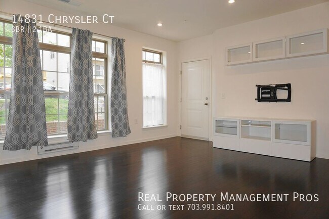 Foto del edificio - Massive home in the heart of Woodbridge!  ...