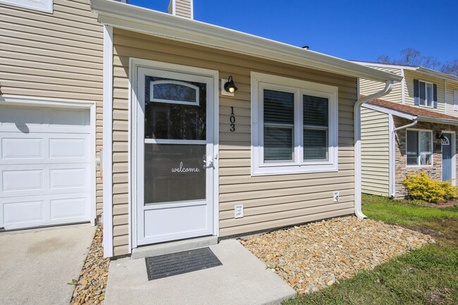 Building Photo - Updated Townhome w/GARAGE in BRANCHWOOD!