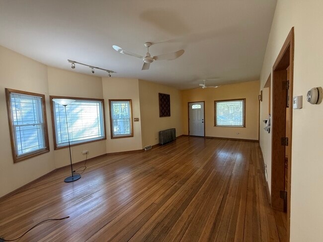 Building Photo - 4844 W Montrose Ave