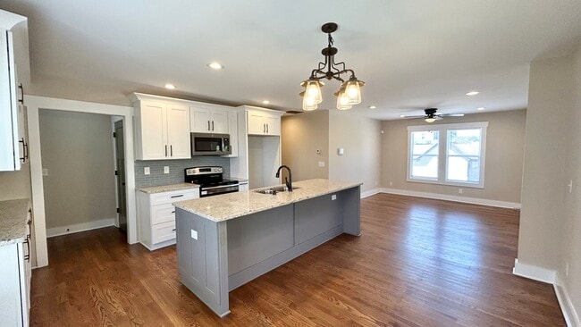 Building Photo - Capitol View 3 Bedroom-2 Bathroom, Remodel...