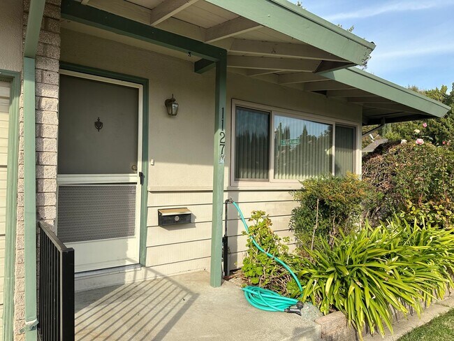 Foto del edificio - 3 Bedroom 2 Bathroom Duplex in Greenhaven