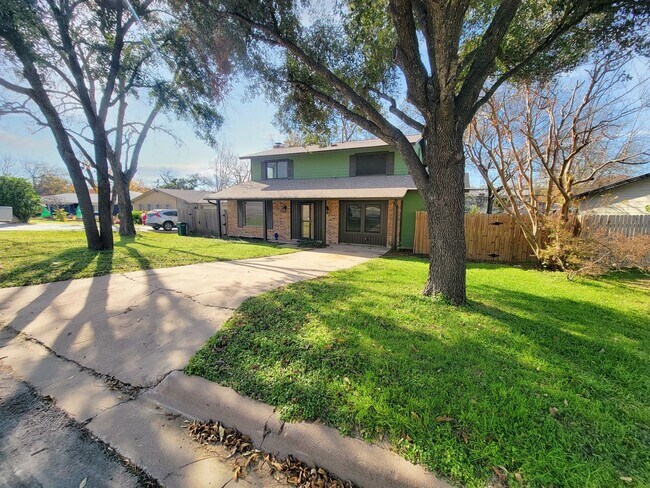 Building Photo - Spacious 4/BR 2.5/BA Two-Story Home with Fireplace & Huge Fenced Yard