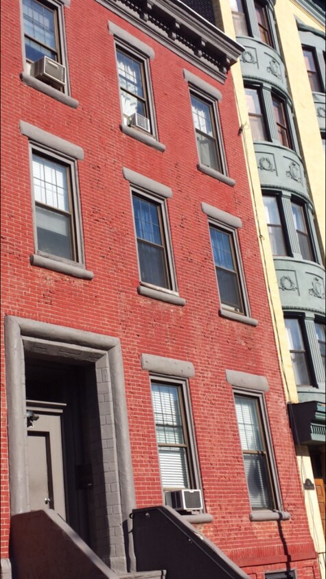 Beautiful renovated brownstone - 66 Mercer St