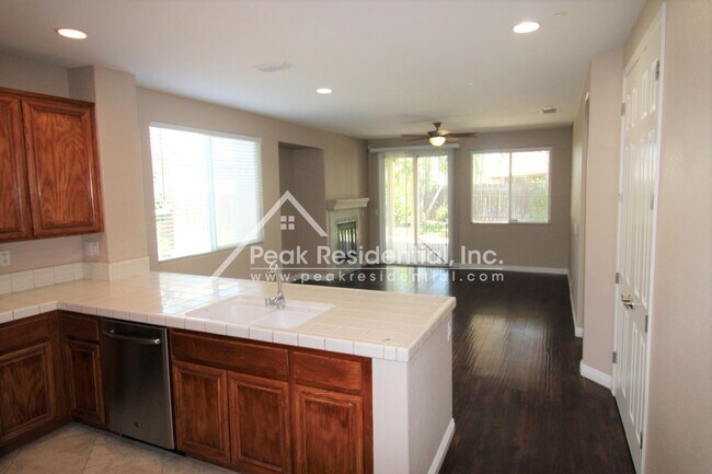 Foto del edificio - Beautiful Elk Grove 4bd/2ba Home with 2 Ca...