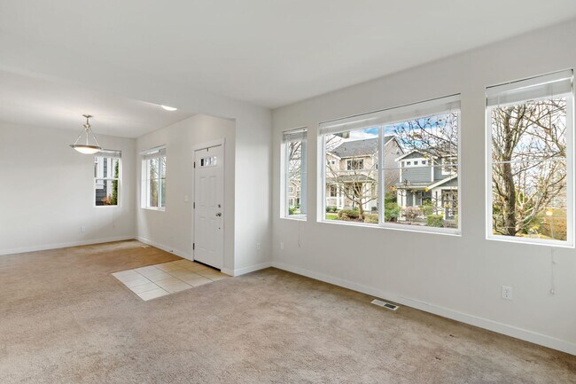 Foto del edificio - 3 Bed and 3 Bath Stunning Single-family Ho...