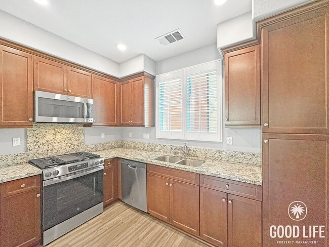 Building Photo - Spacious 2BD/3BA Condo in Chula Vista with Walk-In Closet, Community Pool & 2-Car Garage