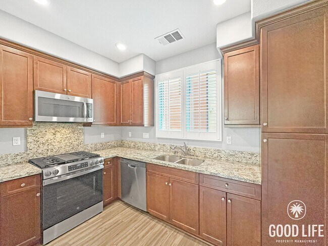Foto del edificio - Spacious 2BD/3BA Condo in Chula Vista with Walk-In Closet, Community Pool & 2-Car Garage