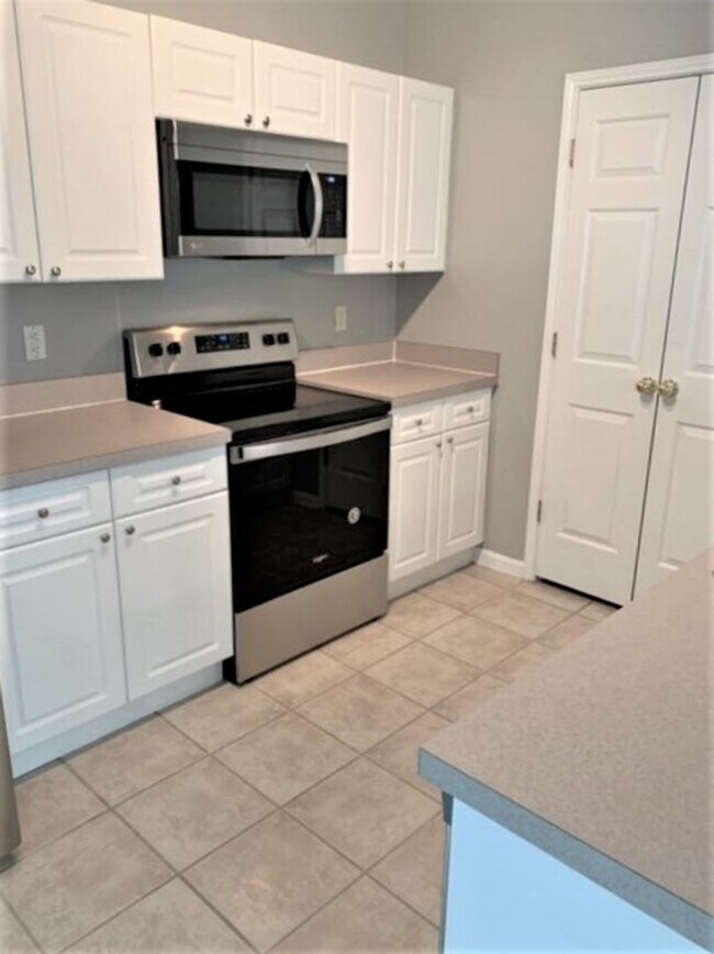 Foto del edificio - 2 Bedroom + Den and 1 Car Garage, Pet frie...