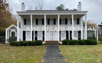 Building Photo - 2205 Country Club Dr