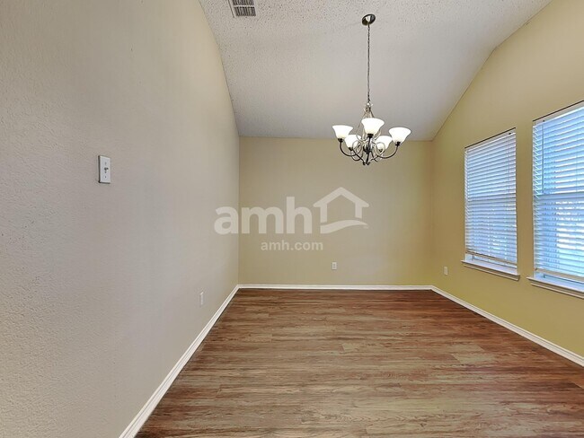 Foto del edificio - 2012 Cone Flower Dr