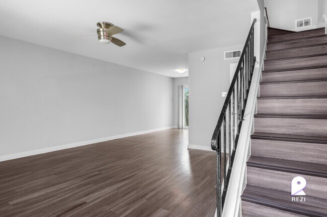 Building Photo - 5005 Manor Rd