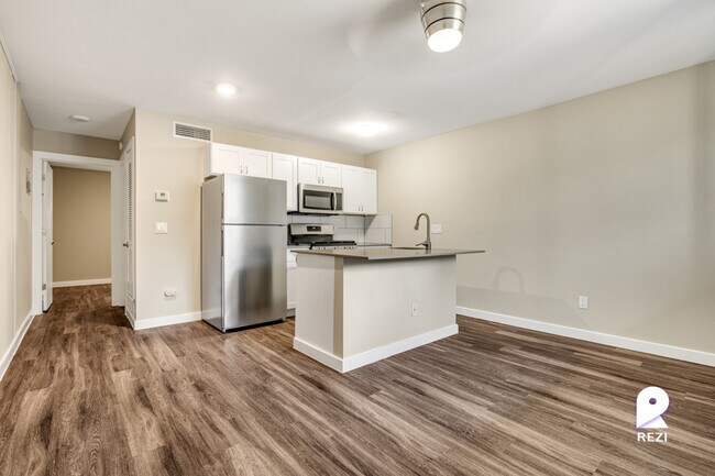 Building Photo - 902 Romeria Dr