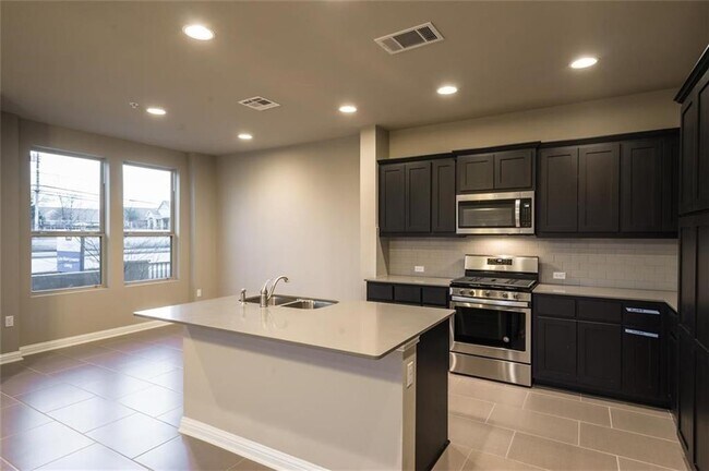 Foto del edificio - 6814 E Riverside Dr