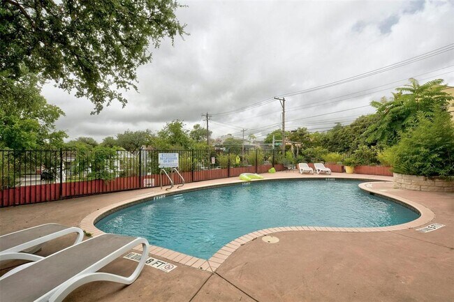 Building Photo - 1510 W 6th St