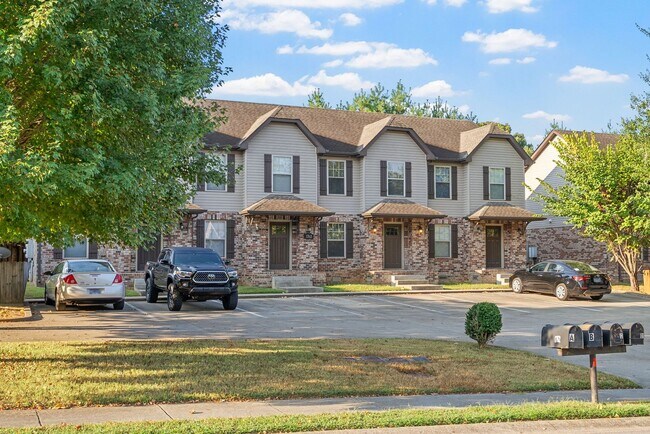 Building Photo - Two Bedroom Town House Off Exit 1!