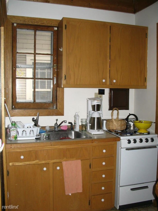 Building Photo - 102 E Kingsley St