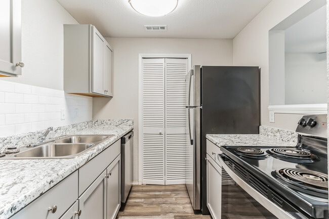 River Walk - Renovated Apartments Available - Riverwalk