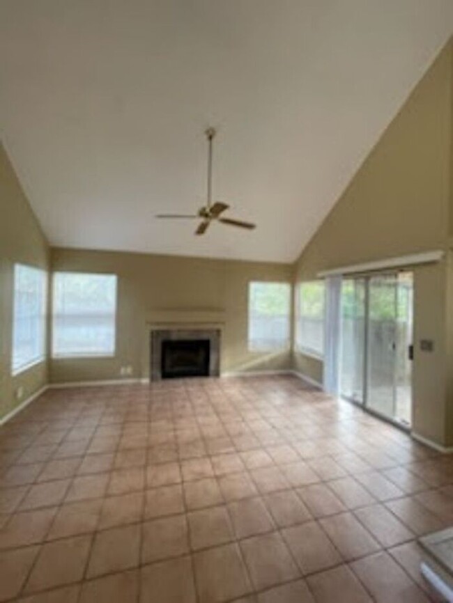 Building Photo - Beautiful remodeled 3 bed 2.5 bath