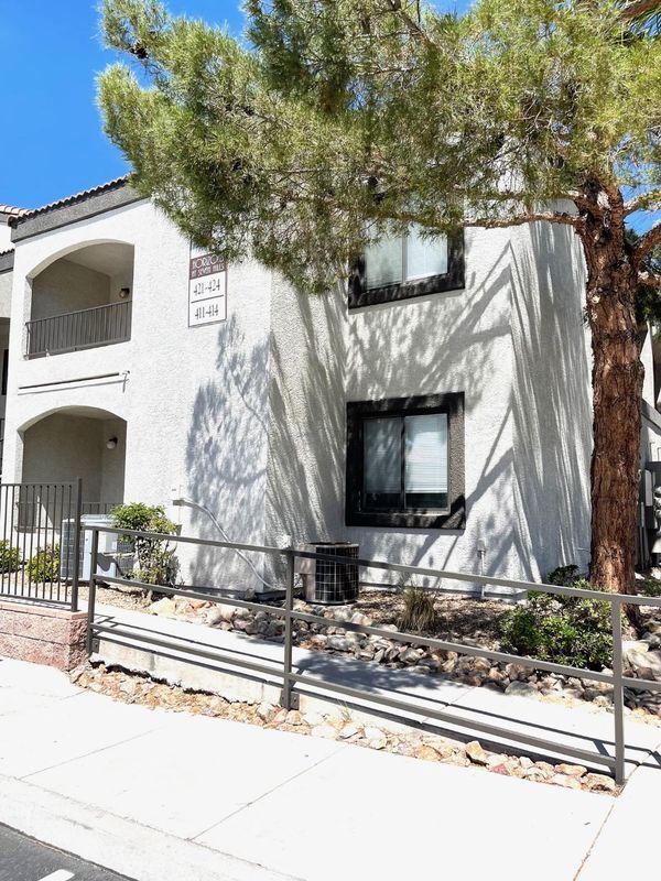 Foto principal - 950 Seven Hills Dr