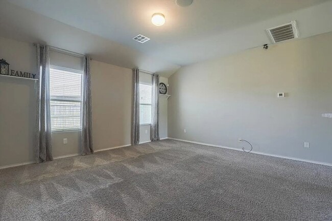 Building Photo - 3 Bed, 2 Bath home nestled in the highly s...