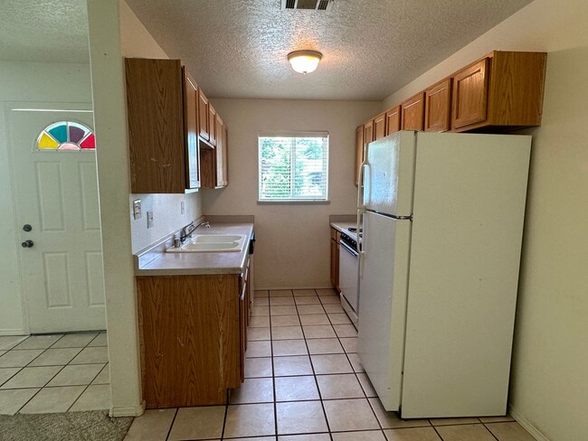 Building Photo - 2 Bedroom 2 Bathroom Duplex Available for ...