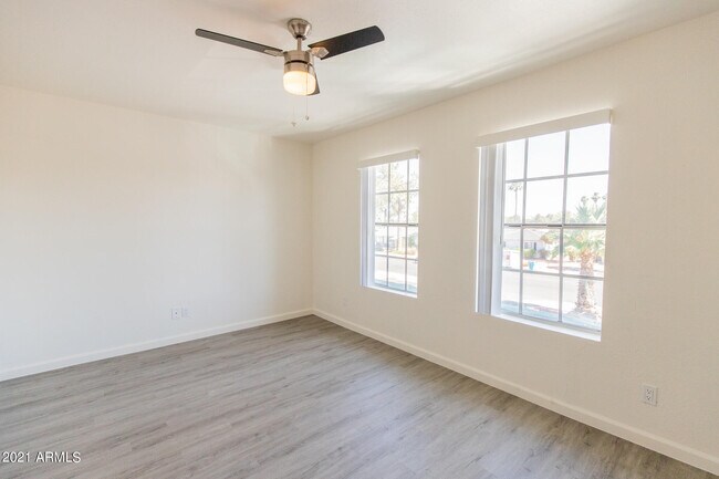 Building Photo - 2020 W Orangewood Ave