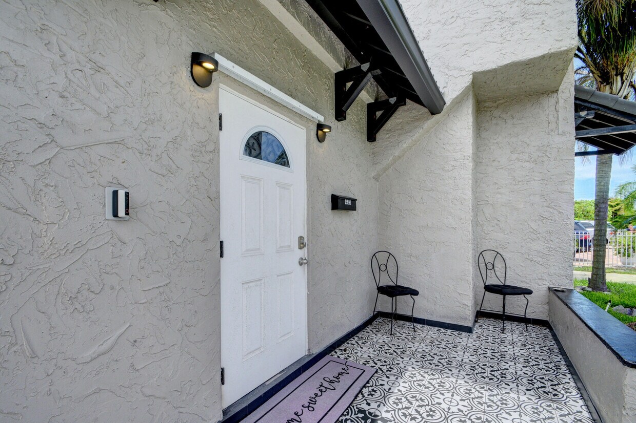 Primary Photo - 439 Lytle St
