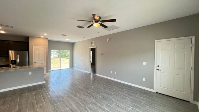 Foto del edificio - Beautiful, 3 Bedroom, 2 Bathroom Home in P...