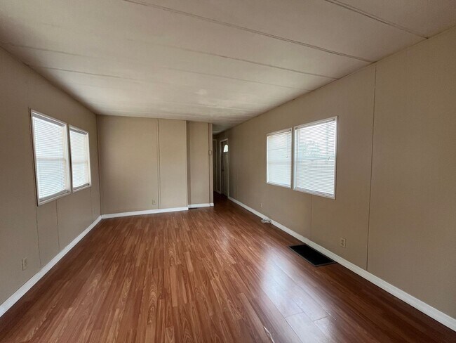 Building Photo - Super Cute 1/1