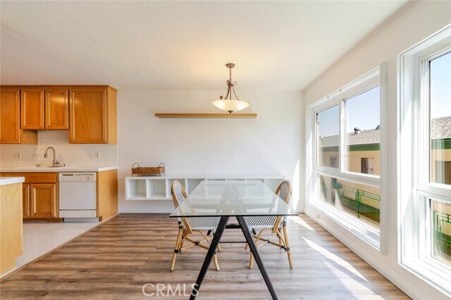 Building Photo - 13543 Moorpark St